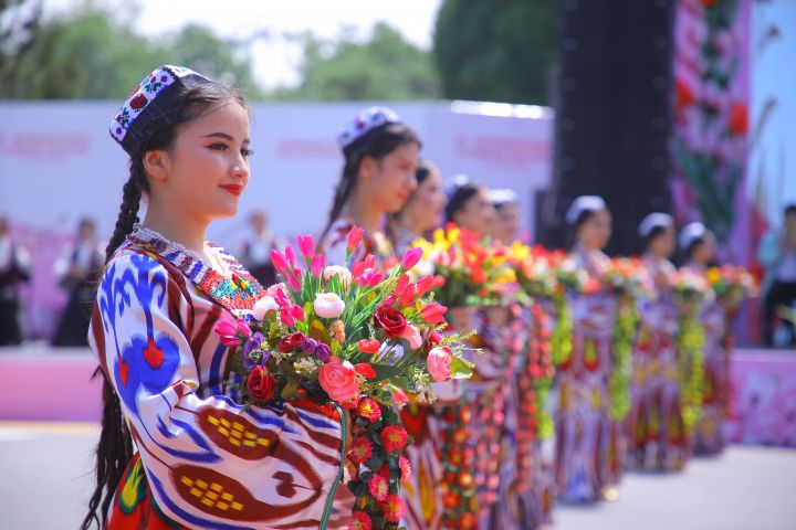 Меҳмонларга гуллар тутар аҳли Наманган