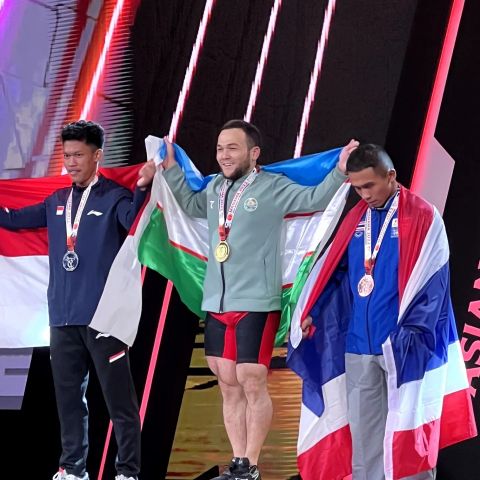 Адҳамжон Эргашев оғир атлетика бўйича Осиё чемпиони бўлди