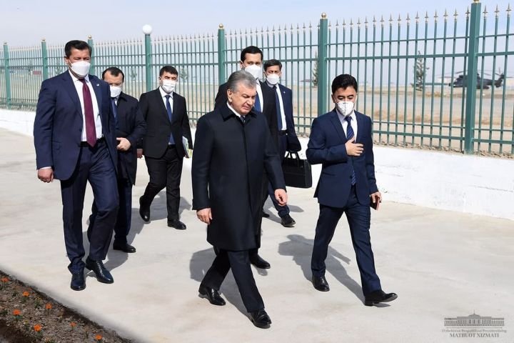 ПРЕЗИДЕНТ ЧУСТДАГИ ТЎҚИМАЧИЛИК КОРХОНАСИДА БЎЛДИ