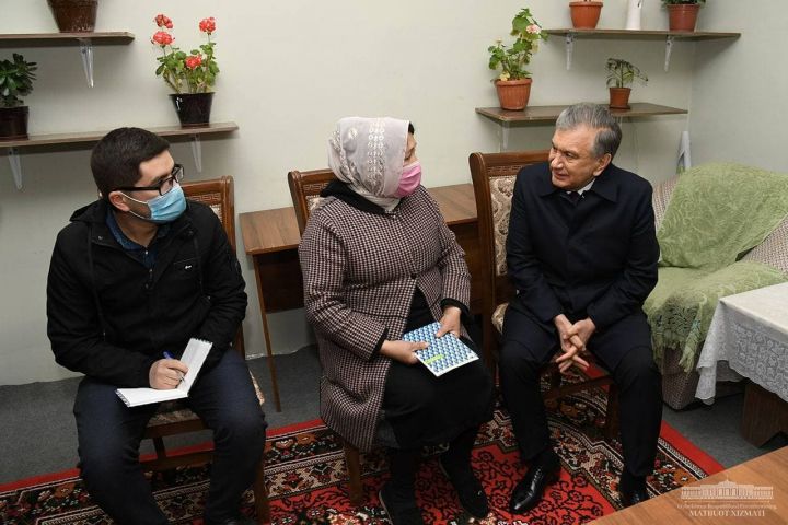 ПРЕЗИДЕНТ МУАММОЛИ МАҲАЛЛАДА БЎЛИБ, АҲОЛИНИНГ ДАРДИНИ ЭШИТДИ