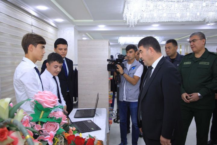 Вилоят ҳокими ва сектор раҳбарлари ёш ўқитувчи ҳамда ўқувчилар билан учрашди