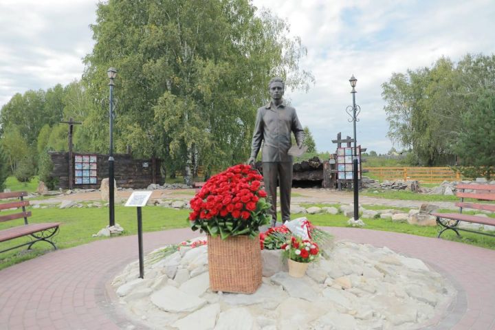 Кемеровода Усмон Носир ҳайкали очилди