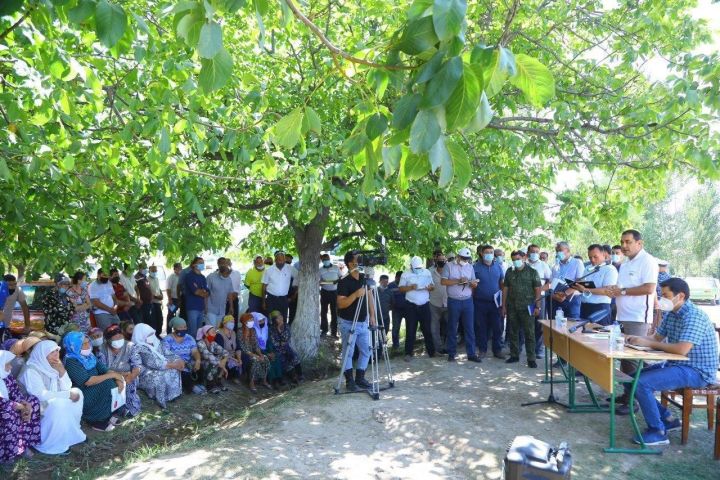 ҲОКИМ ЯНГИҚЎРҒОНДА САМАРАСИЗ БОҒ ВА ТОКЗОР ЭГАЛАРИ БИЛАН УЧРАШДИ
