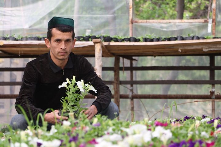 «Гуллар меҳрни, эътиборни сезишади», – дейди косонсойлик гулчи Муҳаммадолим Ҳамдамов