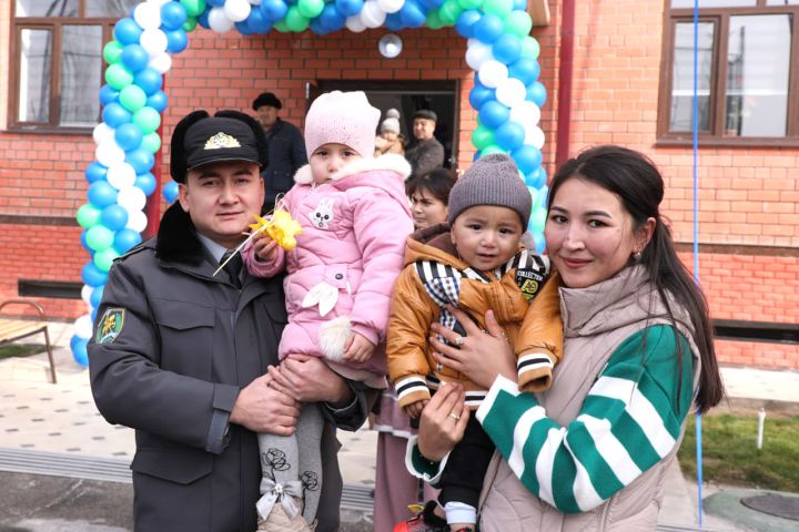Ҳарбий хизматчиларга янги уйлар топширилди